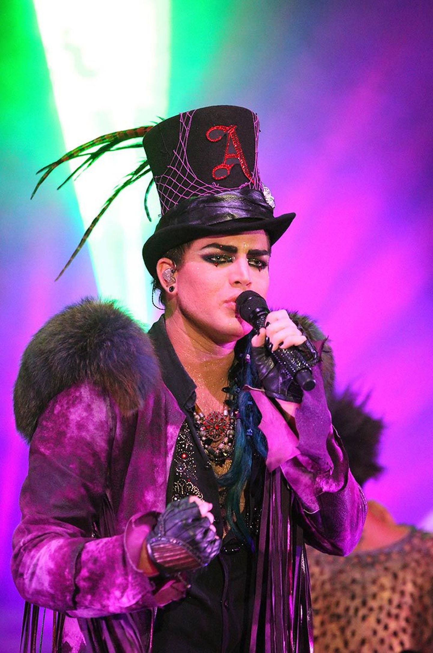 Adam Lambert on tuntud oma julgete kostüümide poolest.