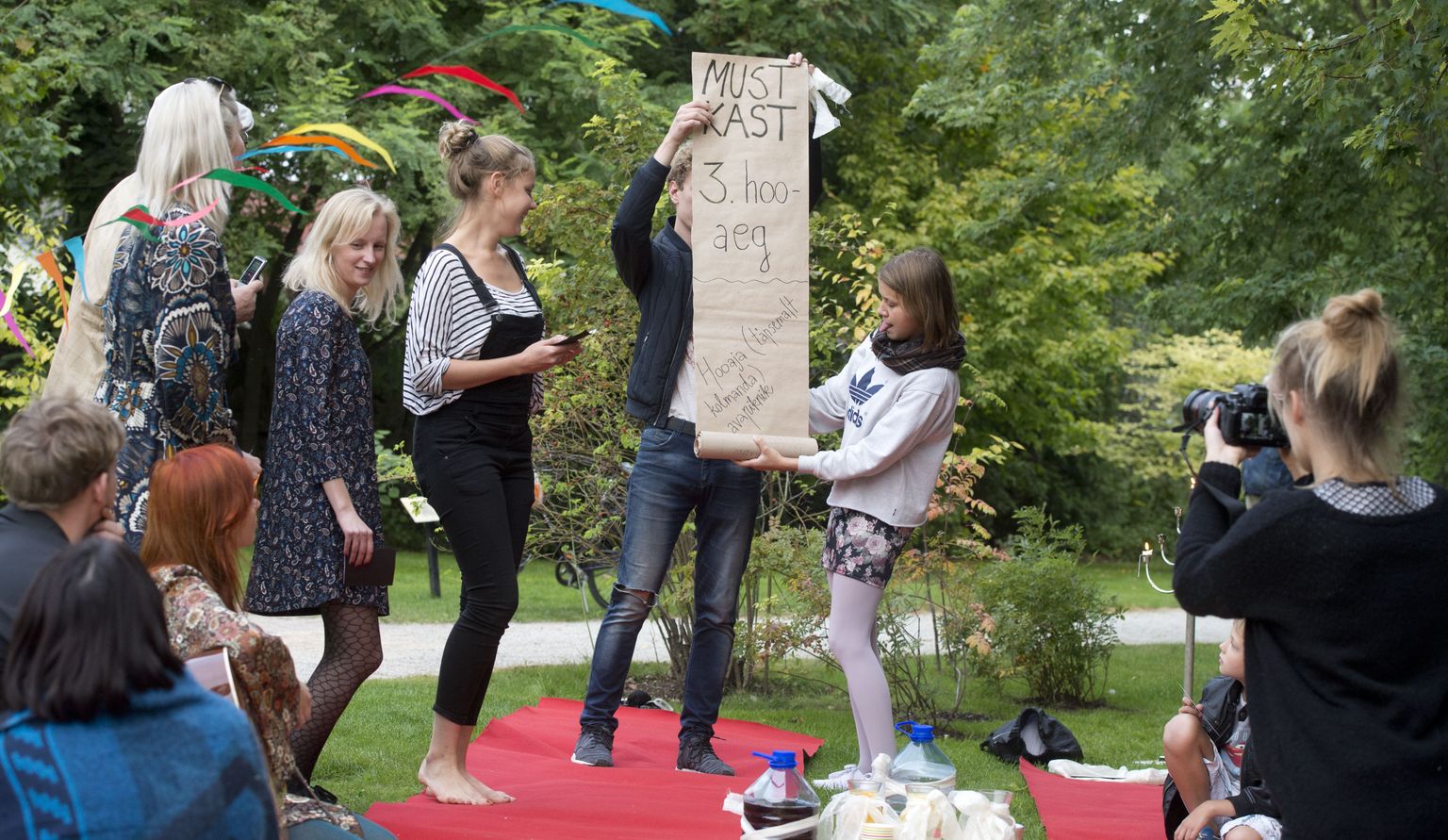 Teater Must Kast avas hooaja piknikuga botaanikaaias.