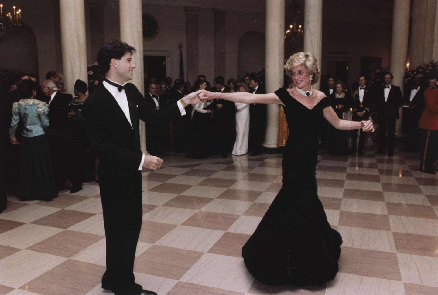 Printsess Diana tantsib John Travoltaga. Kleit tema seljas läks ajalukku.