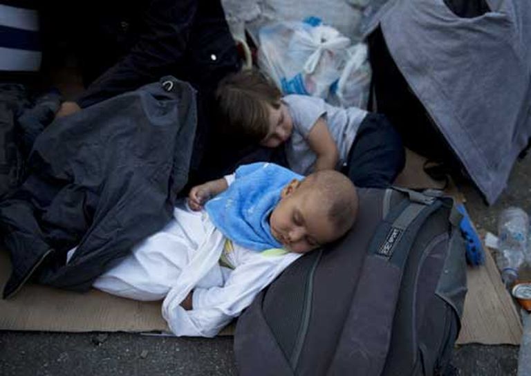 7 сентября 2015 года. Сирийские дети спят на улице, пока их семьи ждут очереди на паром, который доставит их на очтров Лесбос, где находится лагерь для беженцев. 