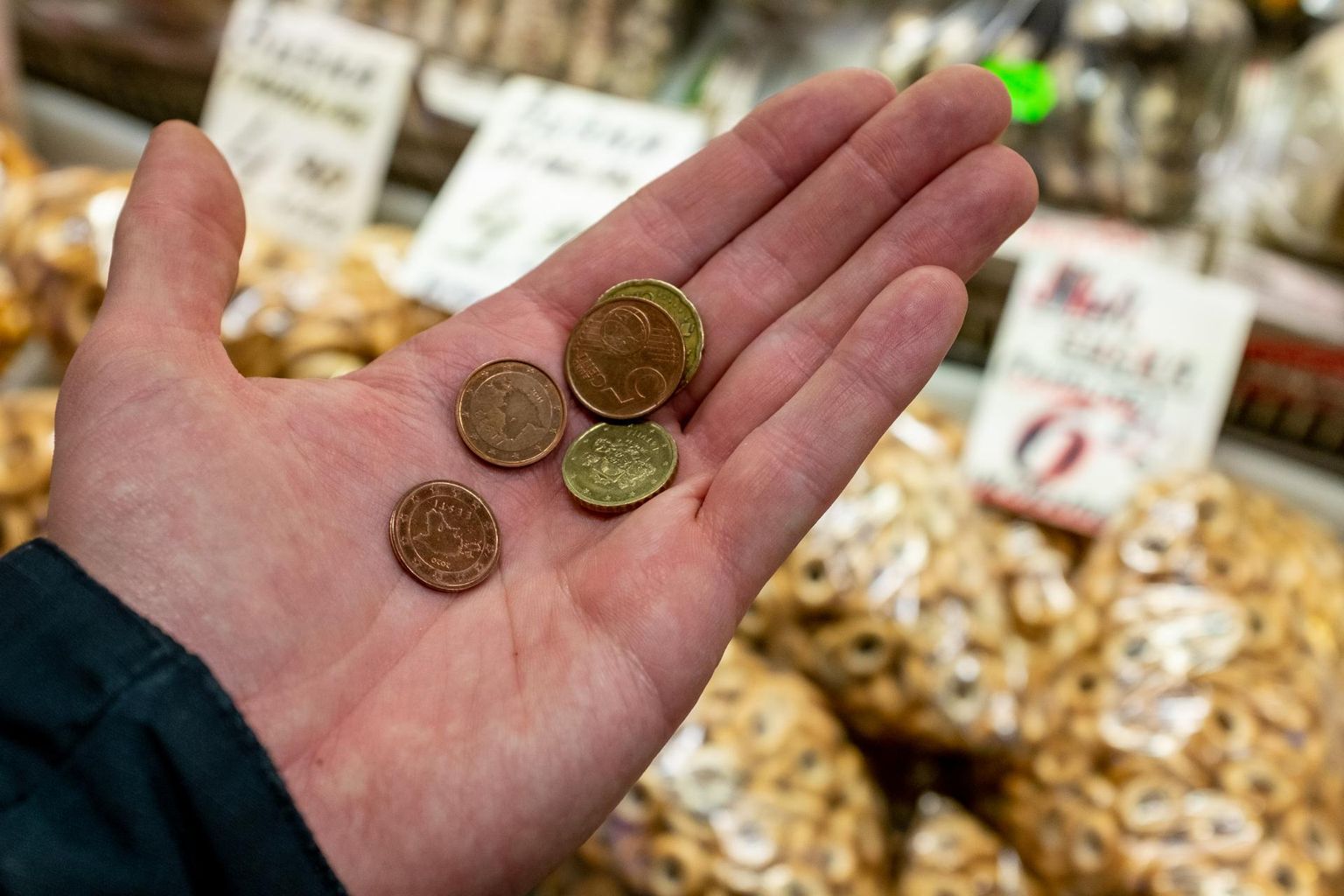 Hinnatõus pitsitab Eesti peresid niigi, kuid vastuoluline tulumaksusüsteem ei luba keskklassi palkadel üha hoogustuva inflatsiooniga sammu pidada.