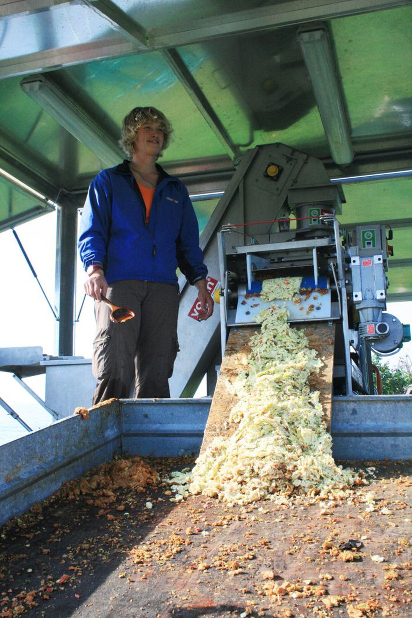Hiiumaa mahetootja Triinu Schneider käib juba mitmendat aastat oma mahlapressiga mandril õunamahla tegijatel abiks. Pilt on tehtud mullu Viimsis peetud õunamahla talgutel.