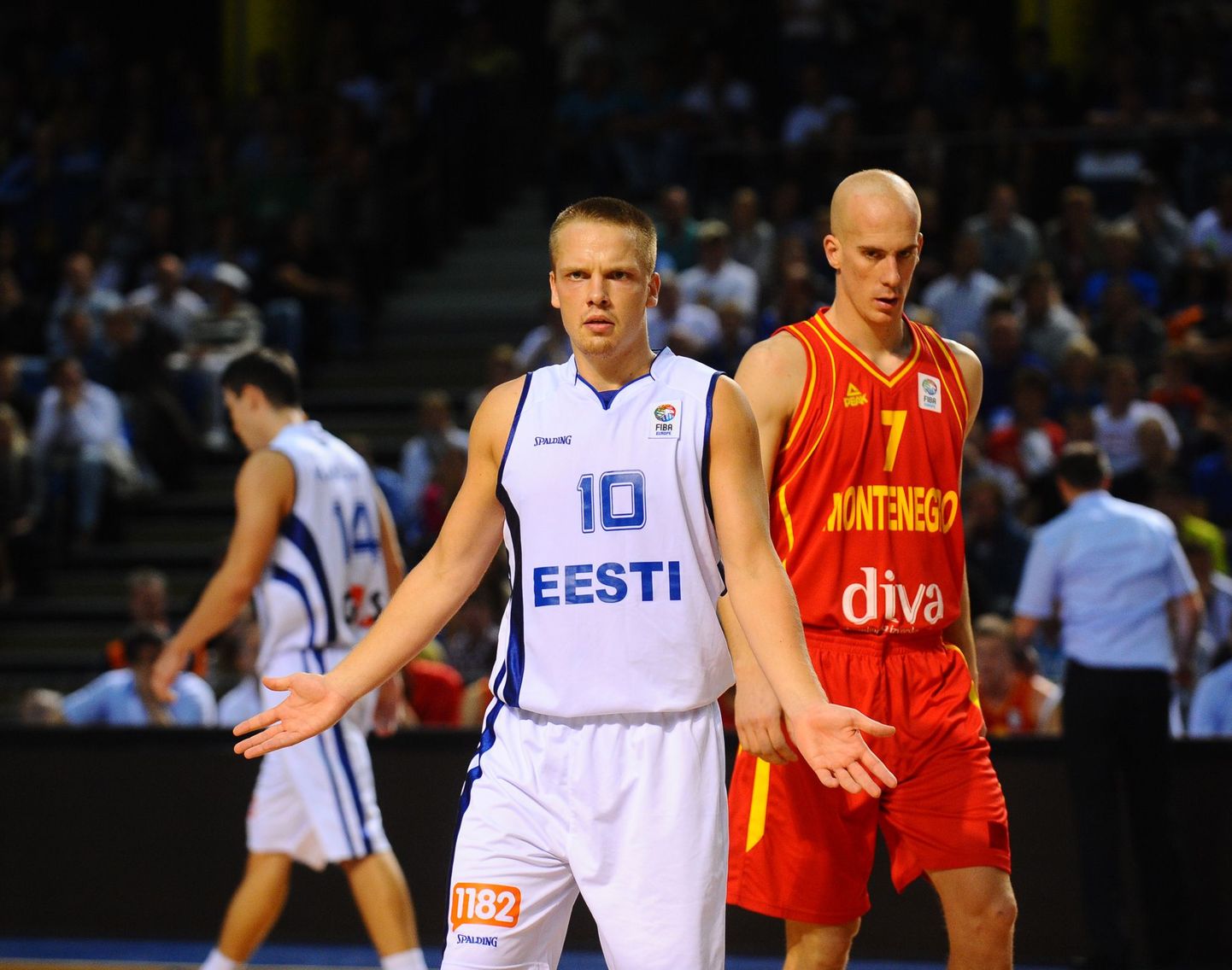 Eesti korvpallikoondis sai EM-valikturniiril esimese kaotuse, kui kodusaalis tunnistati Montenegro 64:77 paremust. Eesti koondise parimana tõi Gert Dorbek 16 punkti. Janar Talts ja Siim-Sander Vene lisasid 11 silma.
