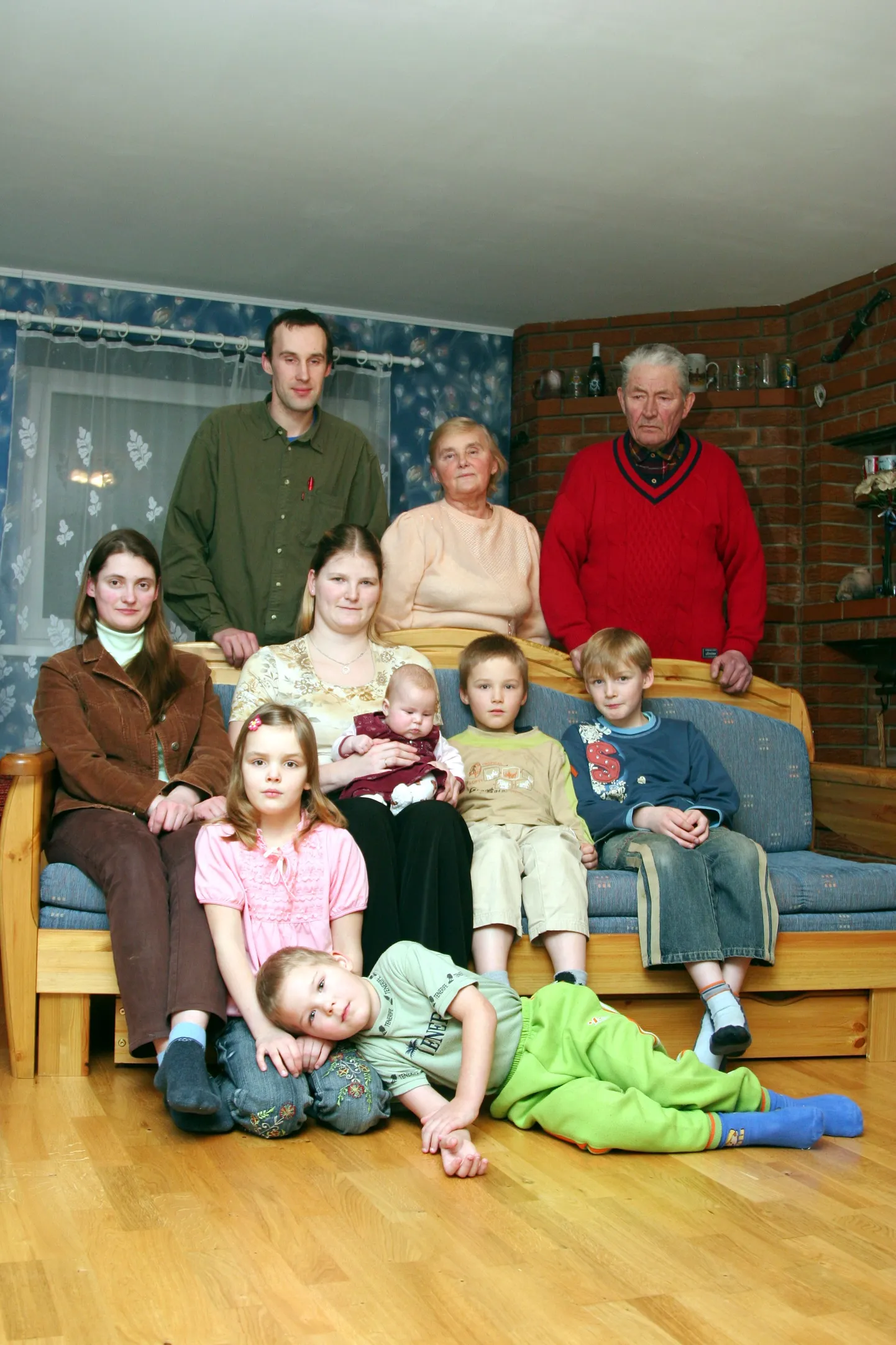 Tõnuri talu pere. Tagareas seisavad Ivari (vasakult), Maie ja Illar Kruusmann, istuvad minia Tatjana ja Reet, kel süles Heli-ly, kõrval Steven ja Andreas. Siim on pannud pea Anette sülle. Pildilt puudub noortalunik Renee.