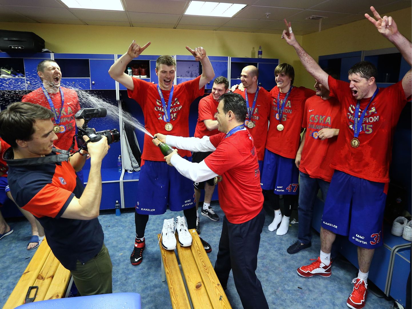 CSKA peatreener Dimitrios Itoudis koos mängijatega võitu tähistamas.