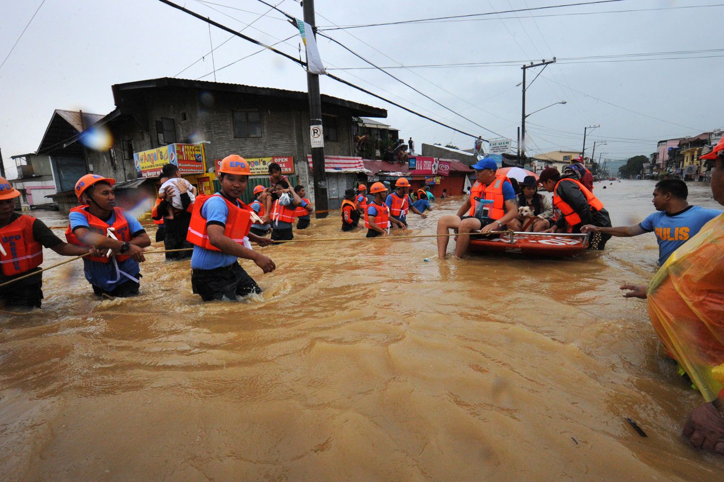 Päästetöötajatel on üleujutatud Manilas palju tööd.