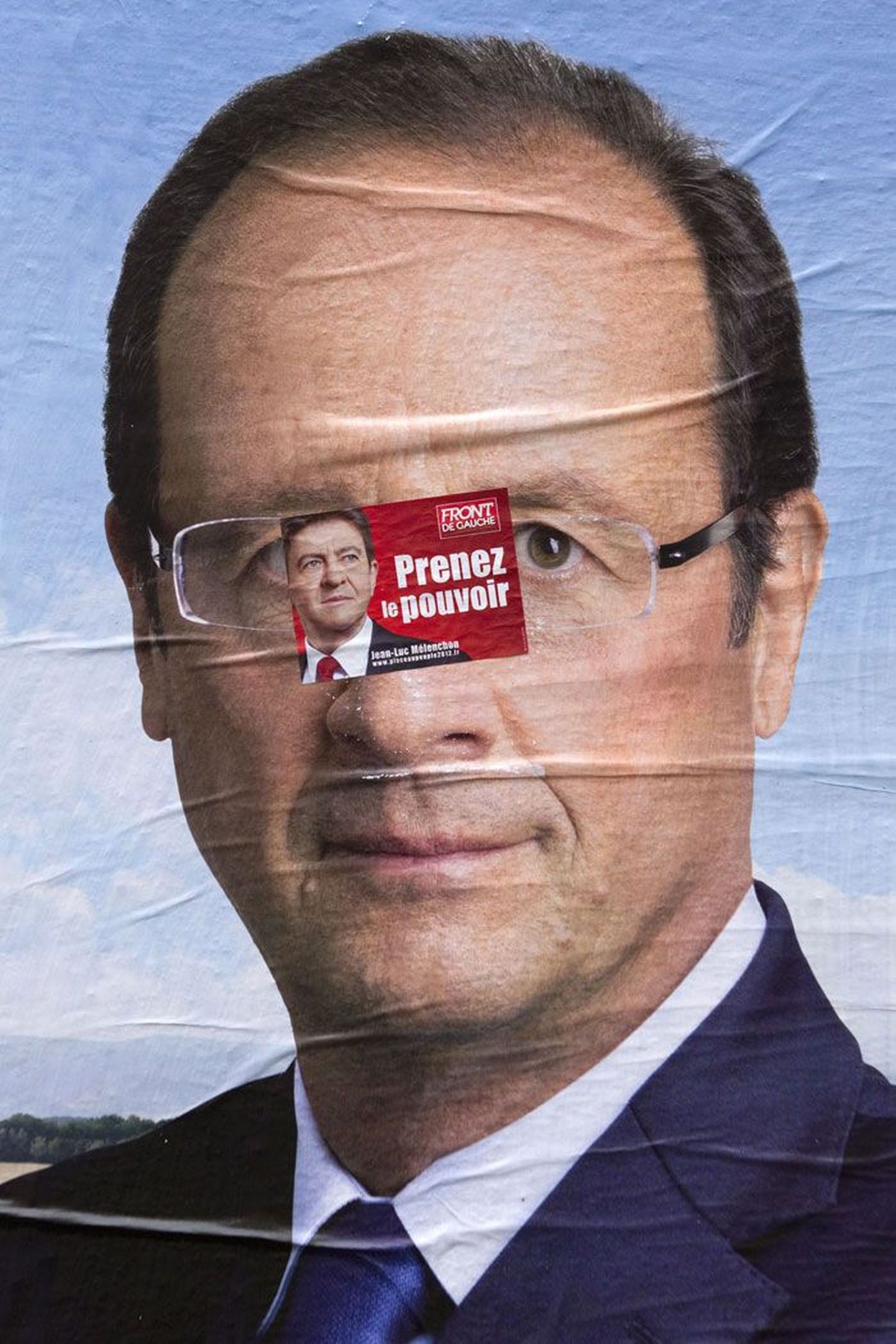 François Hollande’i valimisplakatile kleebitud loosung soovitab valijatel võtta võim ja hääletada vasakäärmuslase Jean-Luc Mélenchoni poolt.