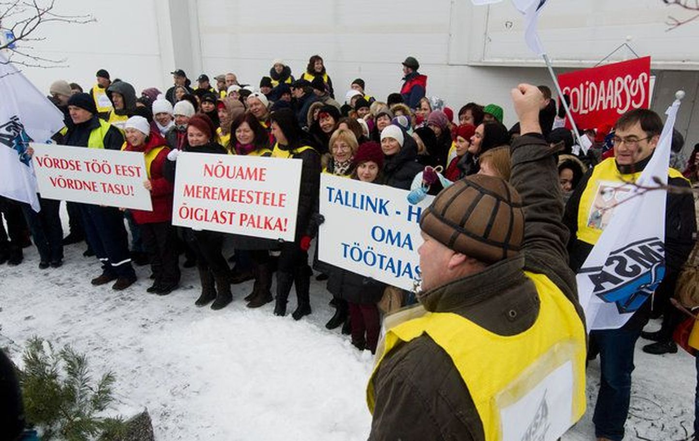 Забастовка работников Tallink перед Д-терминалом.