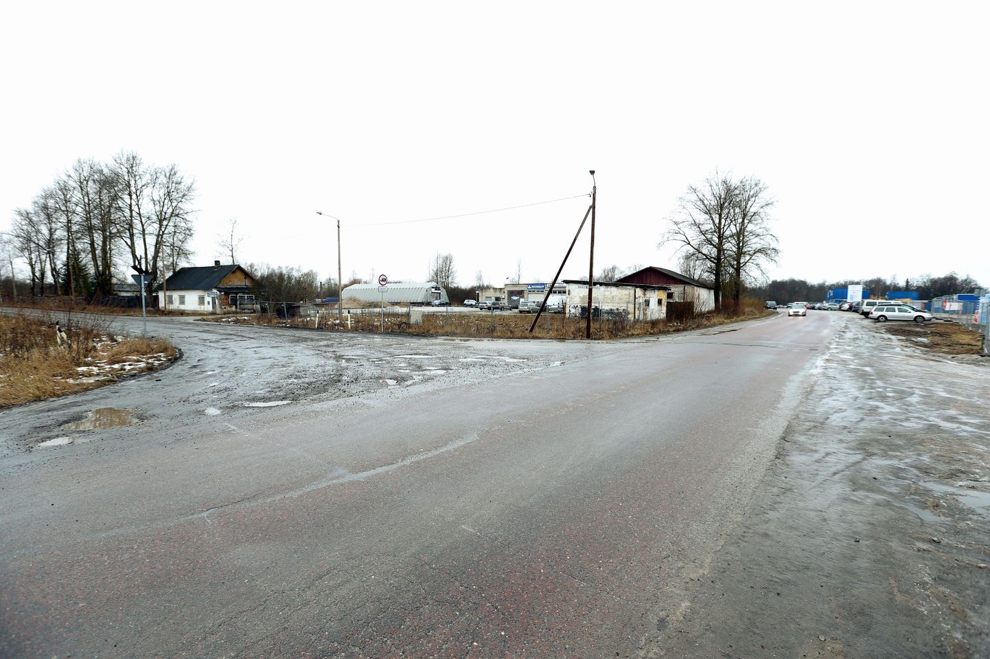 Pildil Roosi tänava ja Muuseumi tee ristmik Eesti Rahva Muuseumi tulevase peahoone juures.