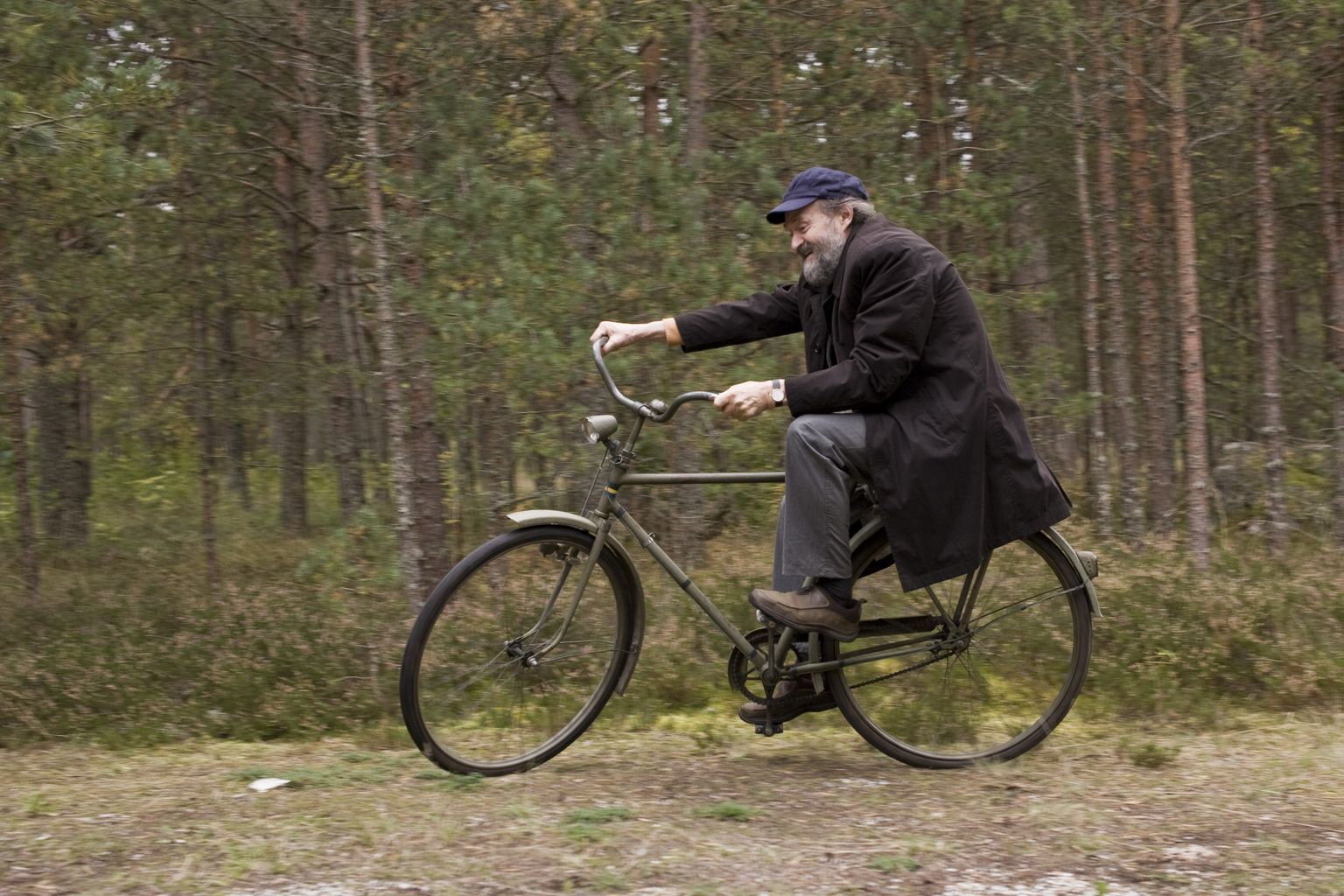 Arvo Pärt rattaga sõitmas.