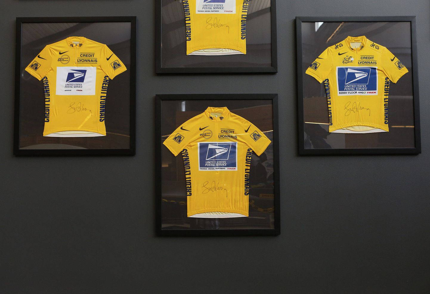 Lance Armstrongi kollased võitjasärgid ei saa uut omanikku.