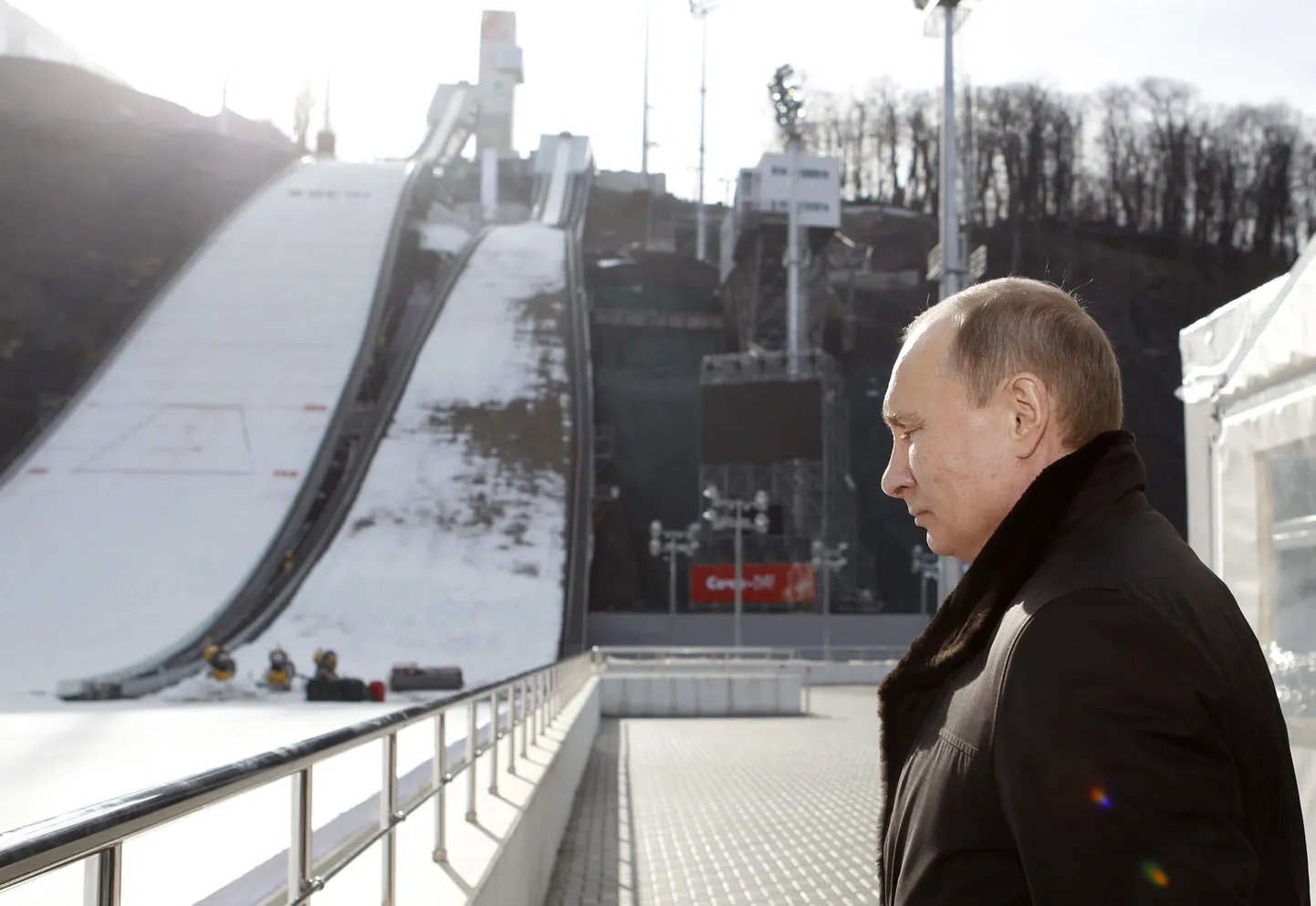 Владимир Путин на олимпийском трамплине в Сочи.