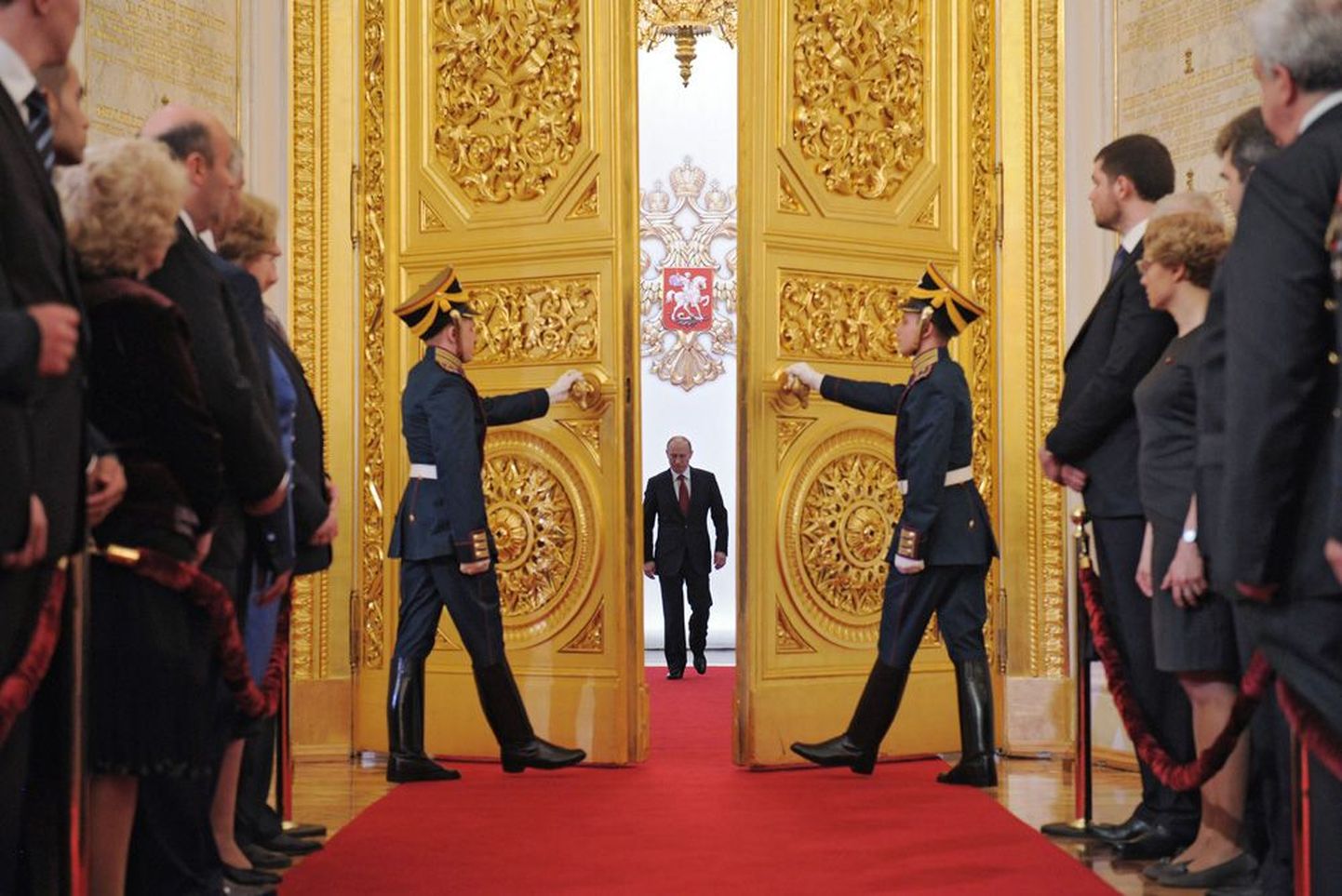 Vladimir Putin täna Krem­lis ametivande andmiseks Püha Andrei saali sisenemas.
