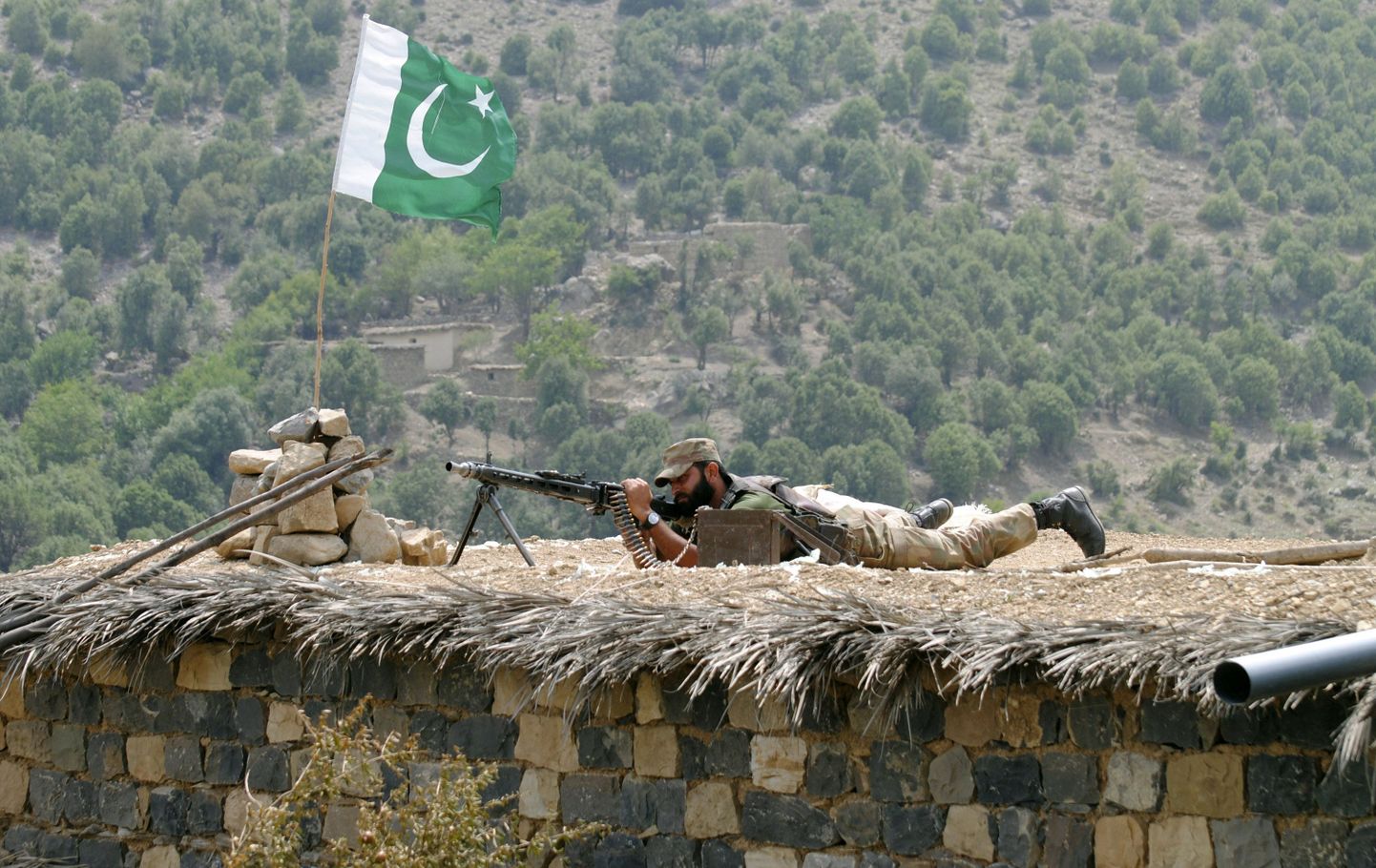 Pakistani sõjaväelane positsioonil.