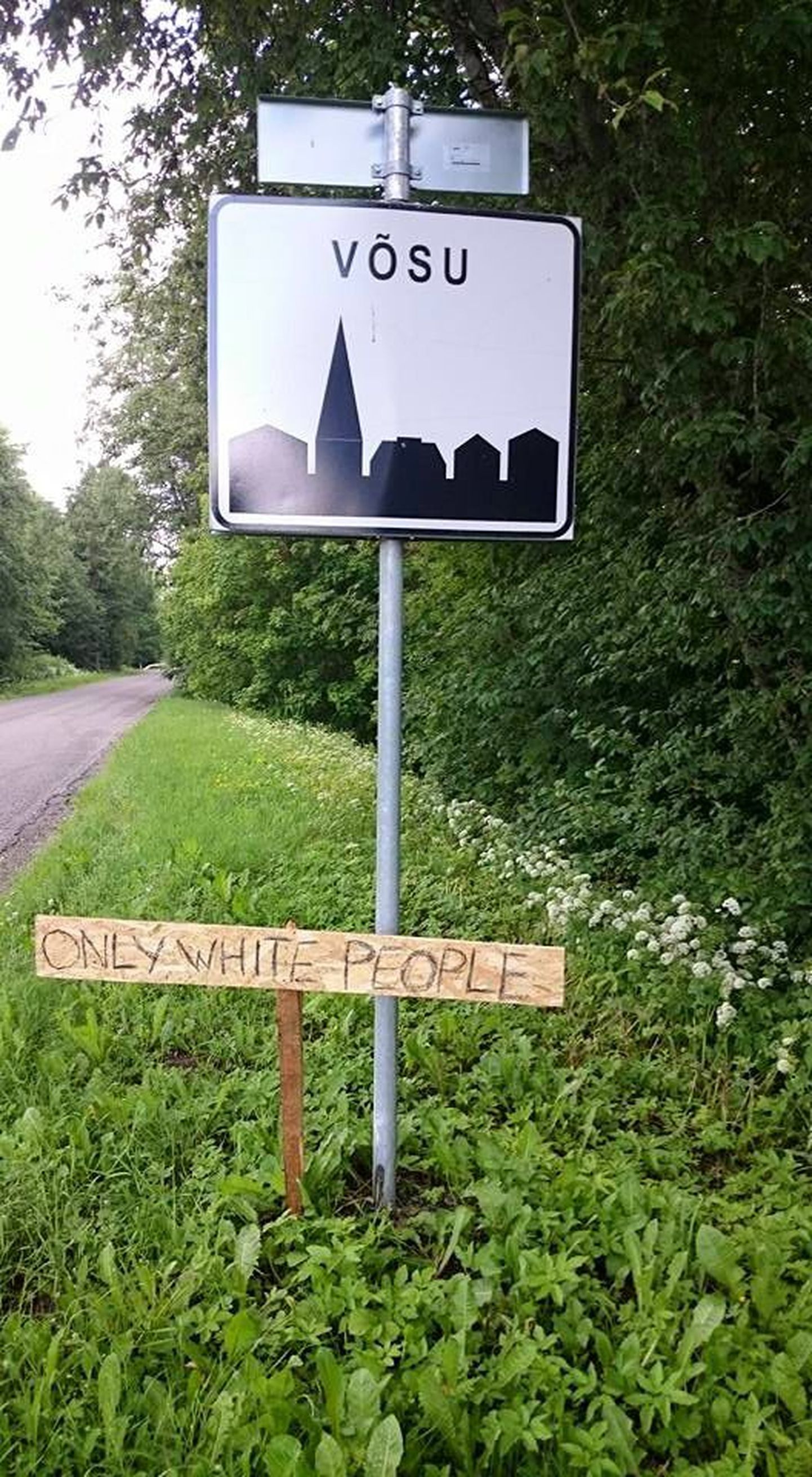 Puusildile oli inglise keeles kirjutatud "only white people", mis tõlkes tähendab, et asulasse on lubatud vaid valged inimesed.
