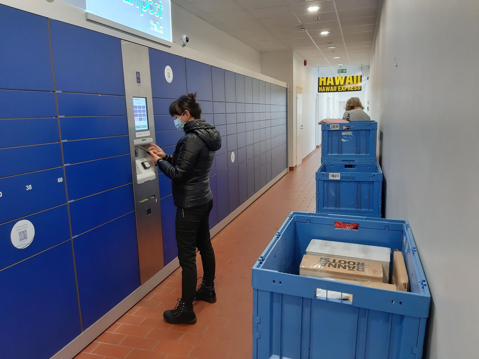 Viljandi Uku keskuses on pakiautomaatidele appi toodud suured kastid.