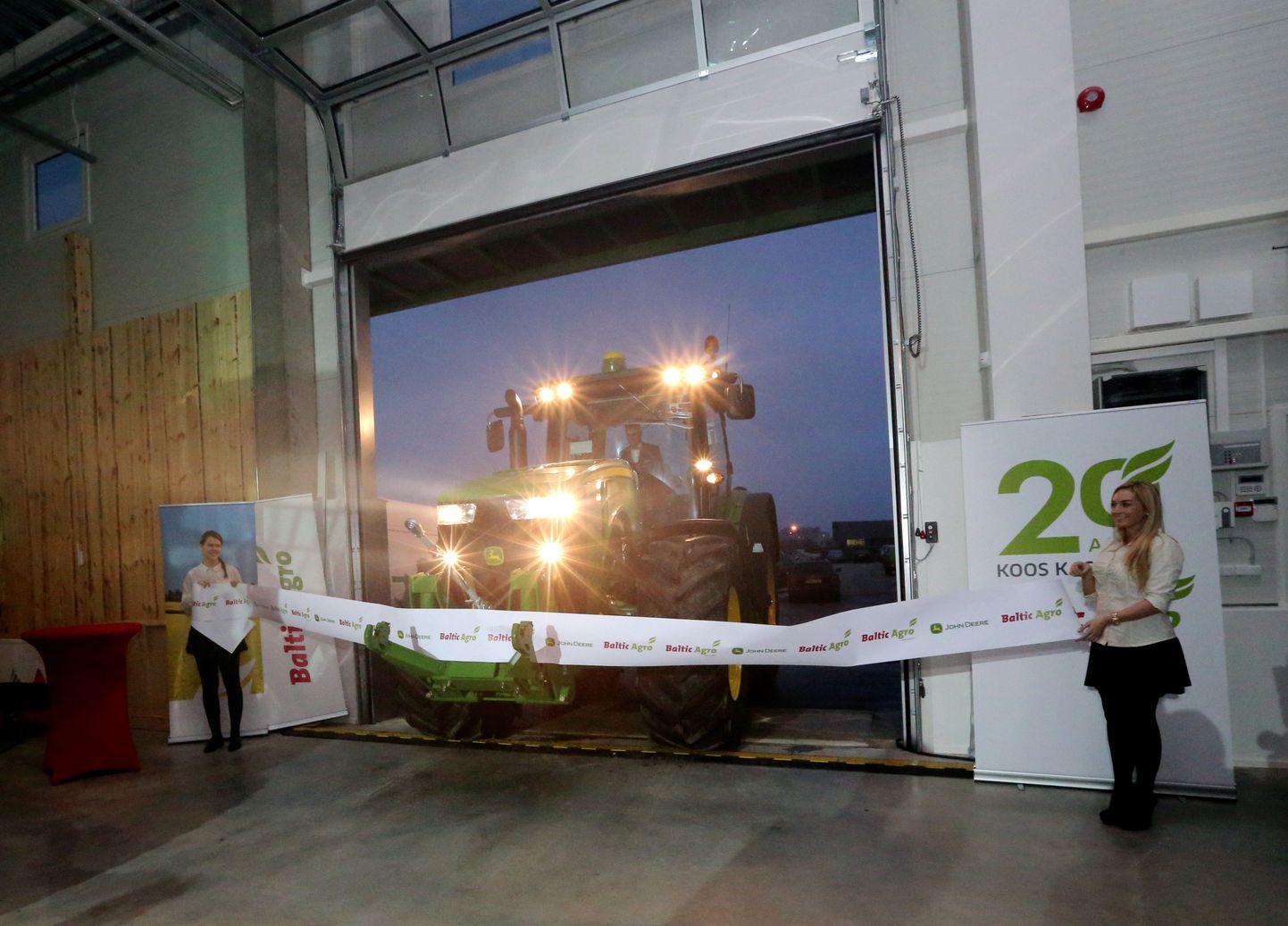 Baltic Agro Tartu uue esinduse lindi sõitis maha Baltic Agro Machinery traktorite tootejuht Janno Kelt.