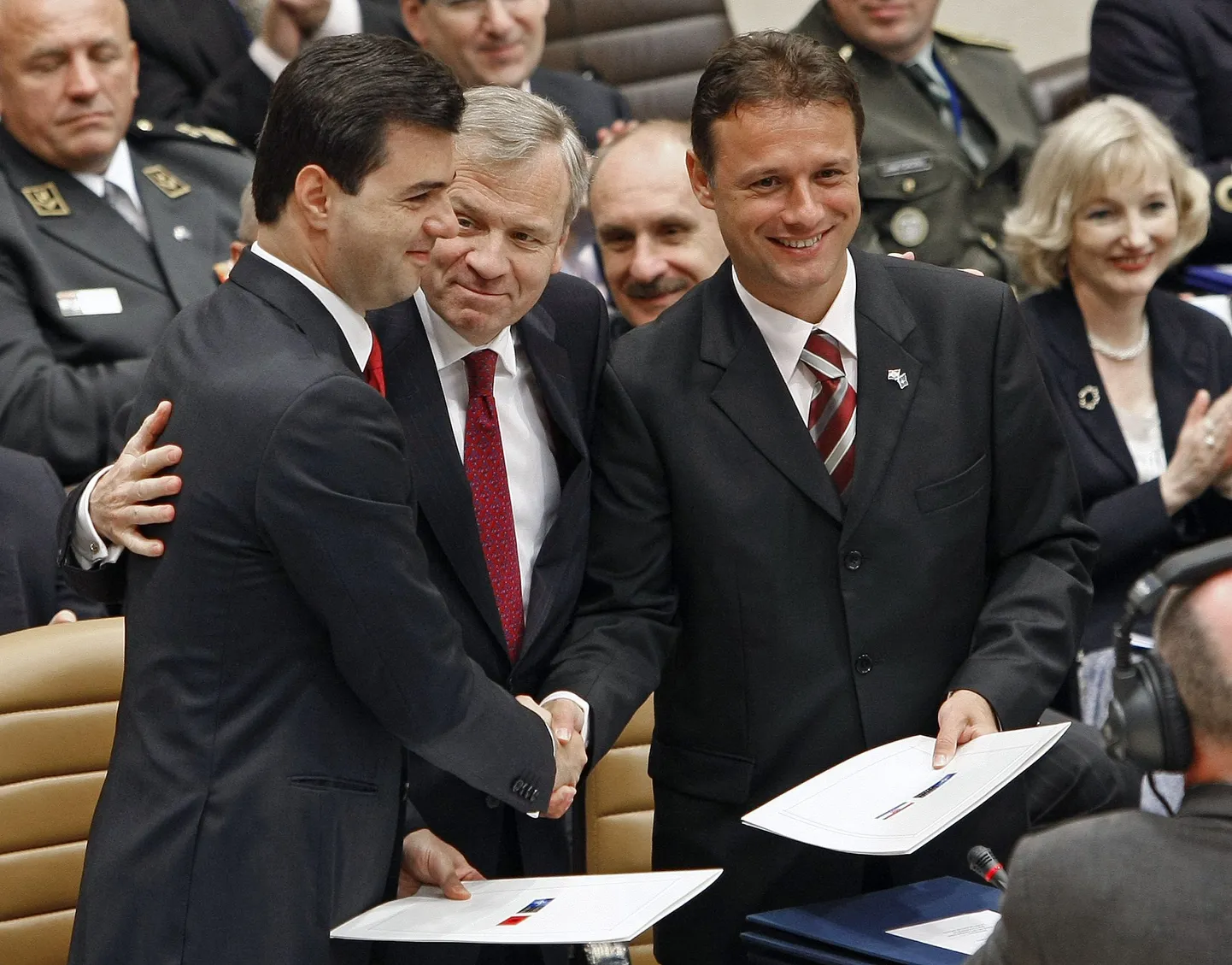 Albaania välisminister Lulzim Basha (vasakul), NATO peasekretär Jaap de Hoop Scheffer (keskel) ja Horvaatia välisminister Gordan Jandrokovic pärast protokolli allkirjastamist.