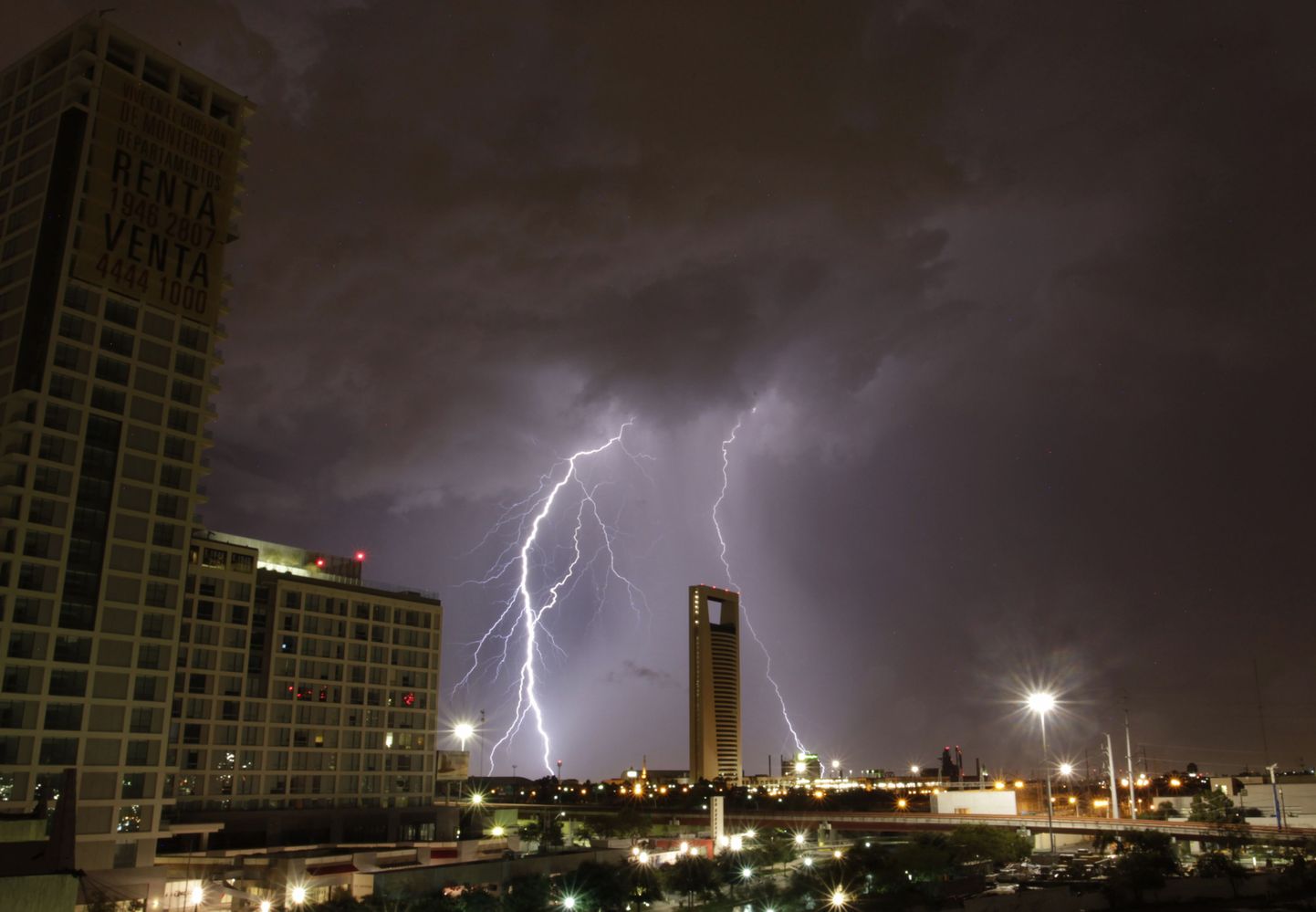 Lightning strikes during a summer storm in Monterrey August 13, 2014.  REUTERS/Daniel Becerril (MEXICO - Tags: ENVIRONMENT CITYSCAPE)