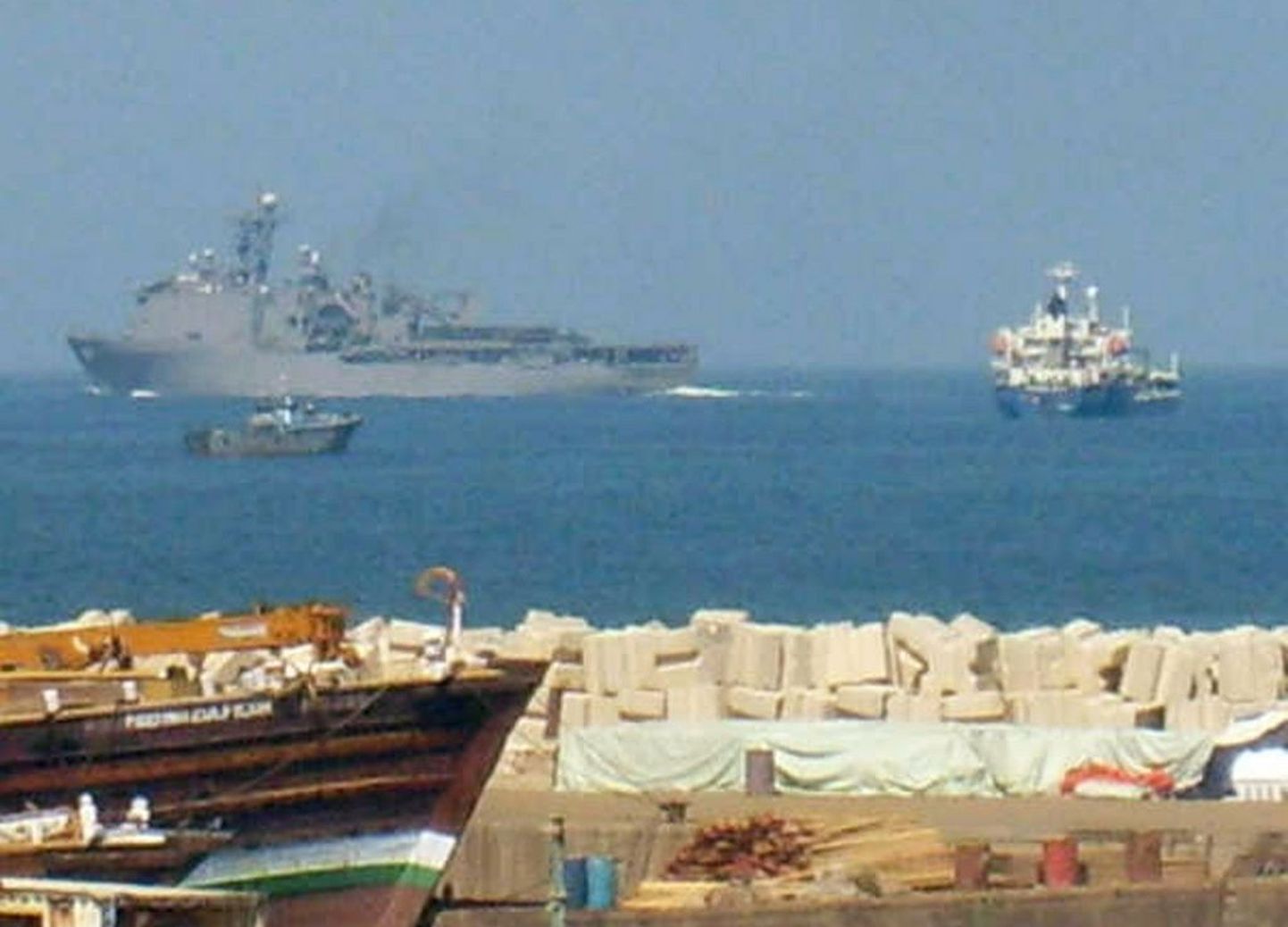 USA sõjalaev Boosaaso sadama juures Somaalia rannikul..