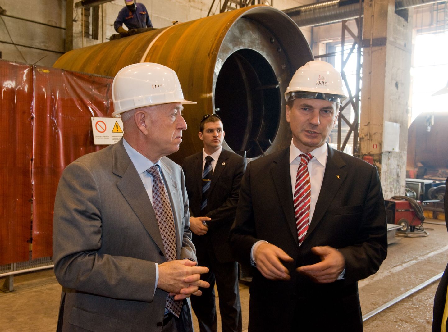 Fjodor Berman näitab Tallinna tehast peaminister Andrus Ansipile.