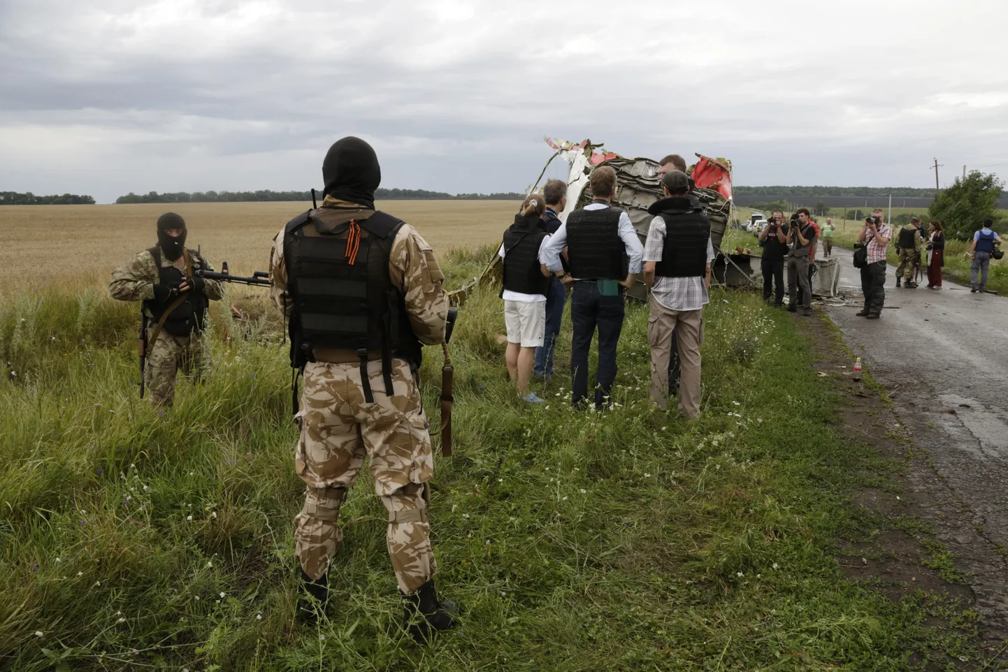 OSCE vaatlejad reedel lennuõnnetuse sündmuskohal.
