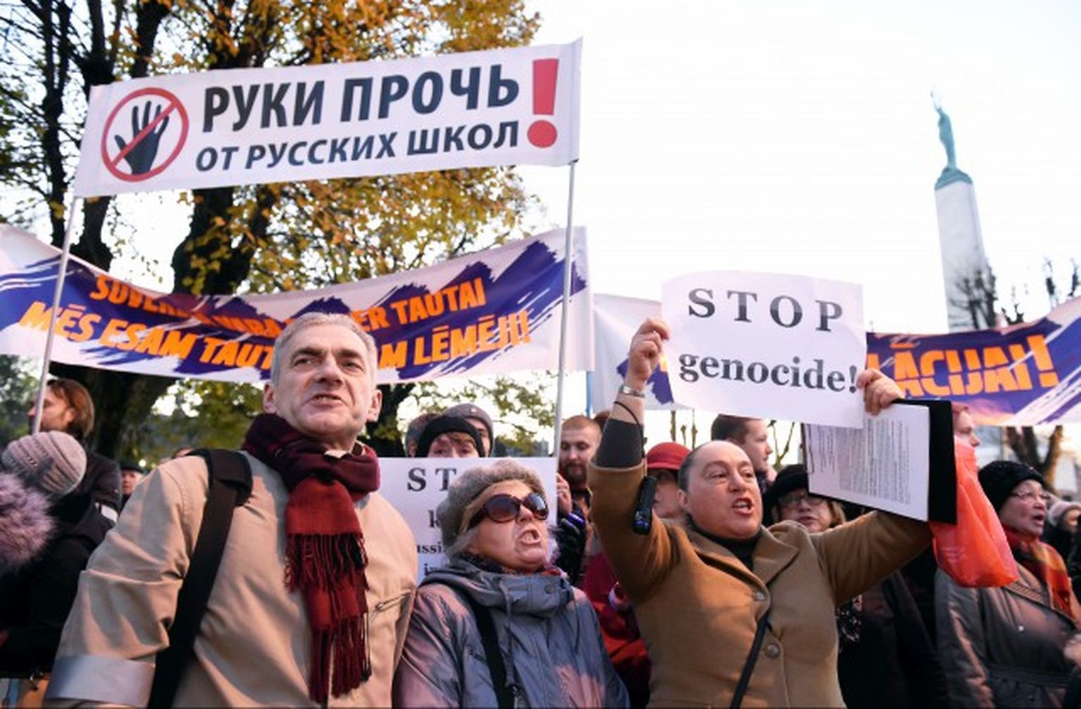 Protesta dalībnieki dodas gājienā no Izglītības un zinātnes ministrijas līdz valdības ēkai, lai protestētu pret izglītību tikai latviešu valodā