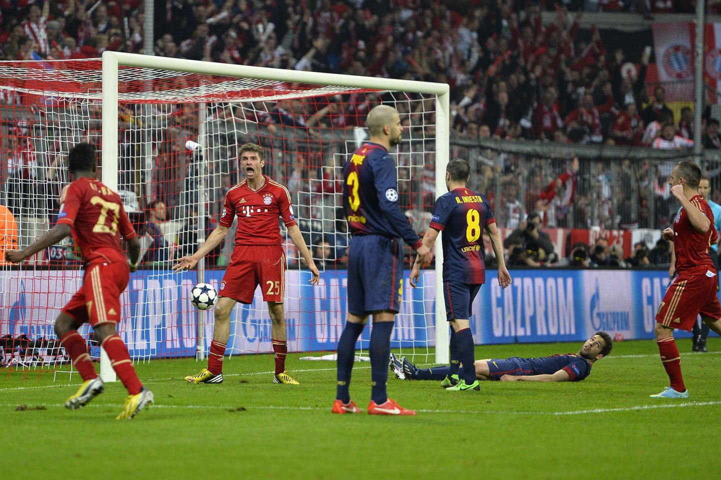Jalgpalli Meistrite liiga poolfinaali avakohtumises näitas võimu Müncheni Bayern, kes alistas koduväljakul FC Barcelona koguni 4:0 ja saab nüüd järgmisel nädalal Barcelonas toimuvale korduskohtumisele vastu minna küllaltki enesekindlalt.