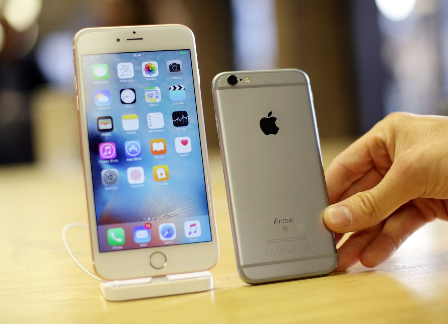 За первые три дня продаж компания Apple продала 13 млн смартфонов новых моделей iPhone 6S и iPhone 6S Plus.