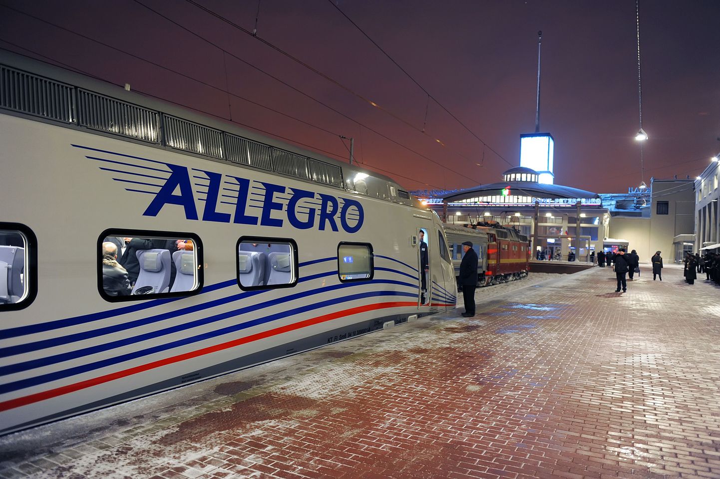 Peterburi-Helsingi vahel sõitev kiirrong Allegro Neevalinnas Soome vaksalis.