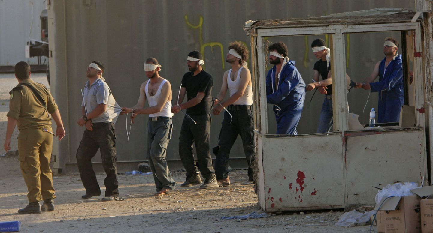 Iisraeli sõdurid eskortimas kinniseotud silmade ja kätega palestiinlasi, kes põgenesid Gaza sektorist, kus võimutseb Hamas.
