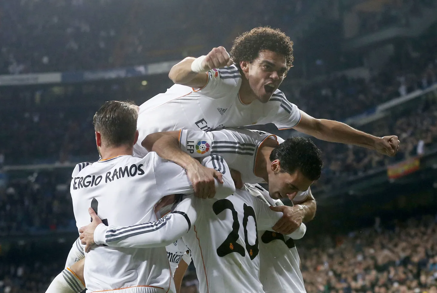 Madridi Reali mängijad tähistamas Atletico vastu löödud väravat.