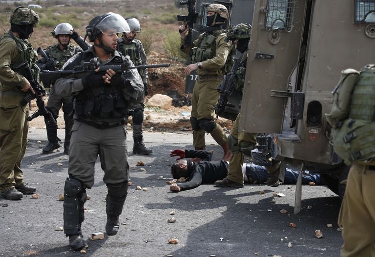 Viga saanud palestiinlasest protestija Ramallah's Iisraeli julgeolekuvägade keskel lebamas.