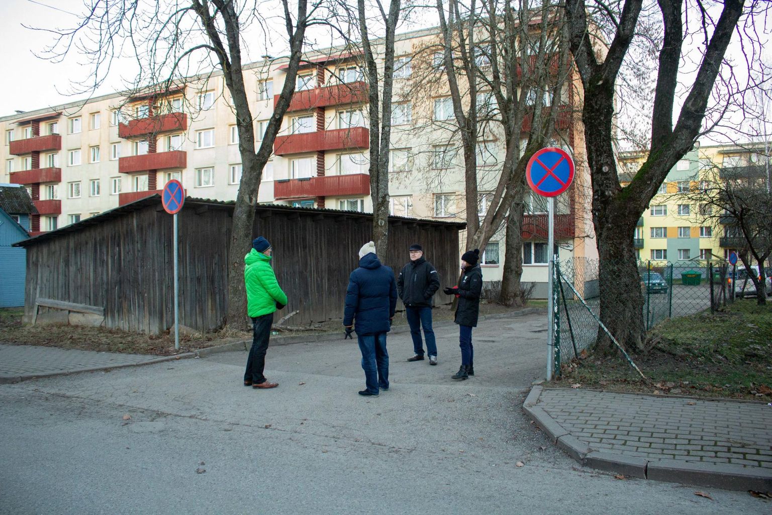 Valga vallavalitsuse poolt käisid olukoraga tutvumas vallavara- ja hooldusteenistuse juht Kalev Niit (vasakult), liiklus- ja teedespetsialist Urmas Kuldmaa ja keskkonnaspetsialist Anni Teetsmann. Näoga kaamera poole on Maleva 4a ühistu esimees Tõnis Eespere.