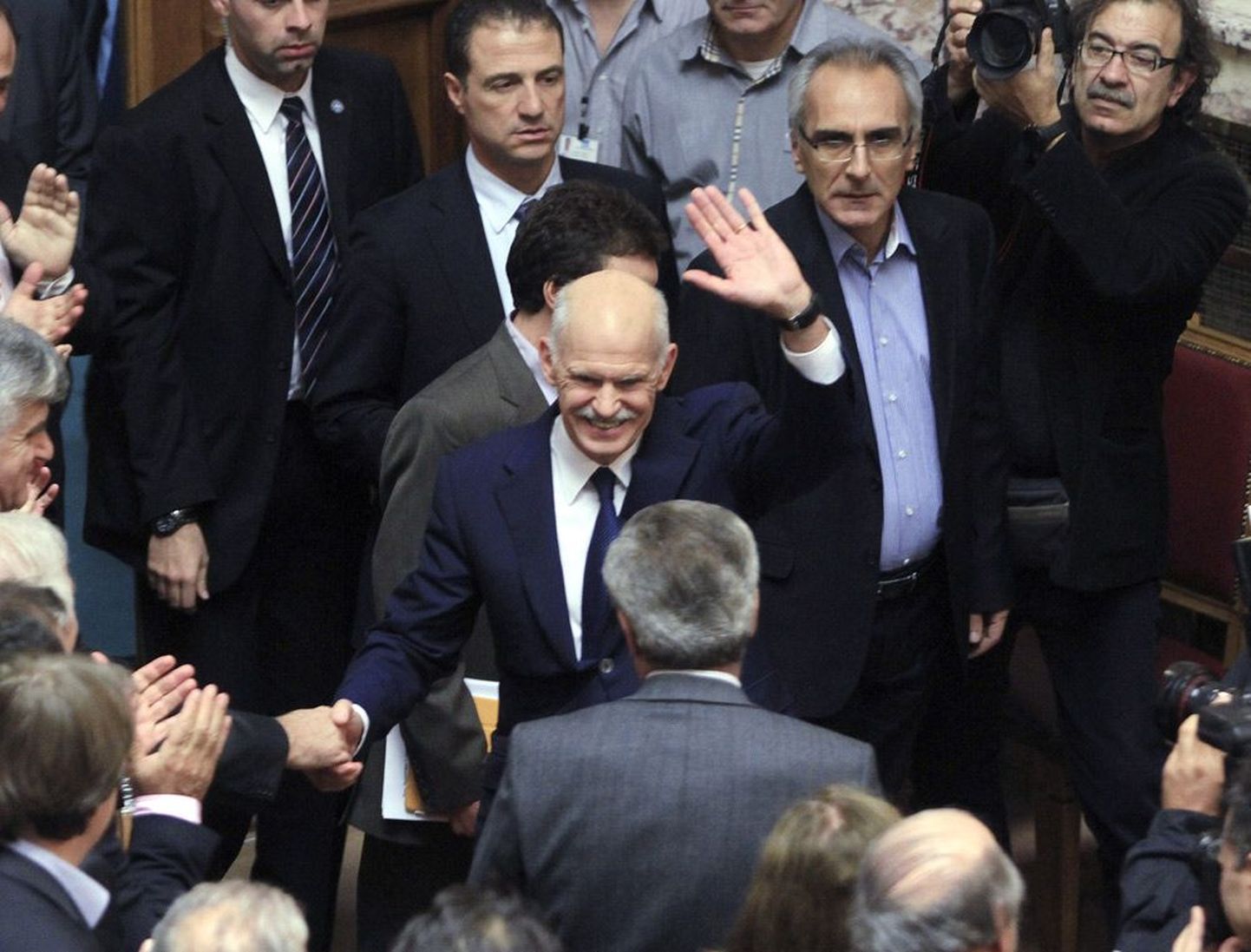 Kreeka peaminister Georgios Papandreou oli eile oma parteikaaslaste ette astudes võiduka näoga, nagu poleks midagi juhtunudki.