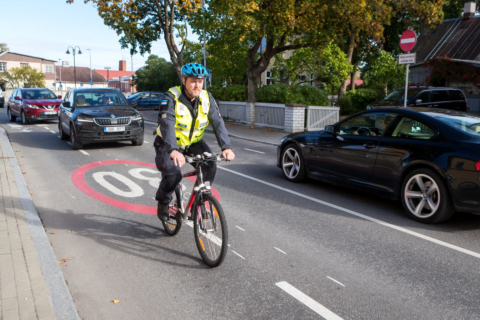 REEGLID: Kui jalgrattur (eile oli selles rollis politseinik Meelis Juhandi) sõidab rattarajal, läheb auto möödumiseks vastassuunavööndisse.