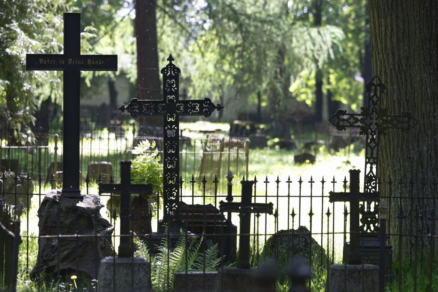 Nn mustad arheoloogid otsivad kalmistutelt ja kirikute ümbrusest väärisesemeid.