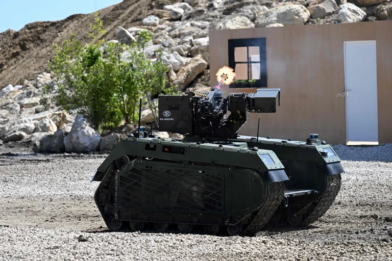 Eesti kaitsetööstuse kõrgtehnoloogiline saavutus – Milrem Roboticsi mehitamata roomiksõiduk Eurosatory messil Prantsusmaal demonstreerib sellele paigaldatud kaugjuhitavat relva.