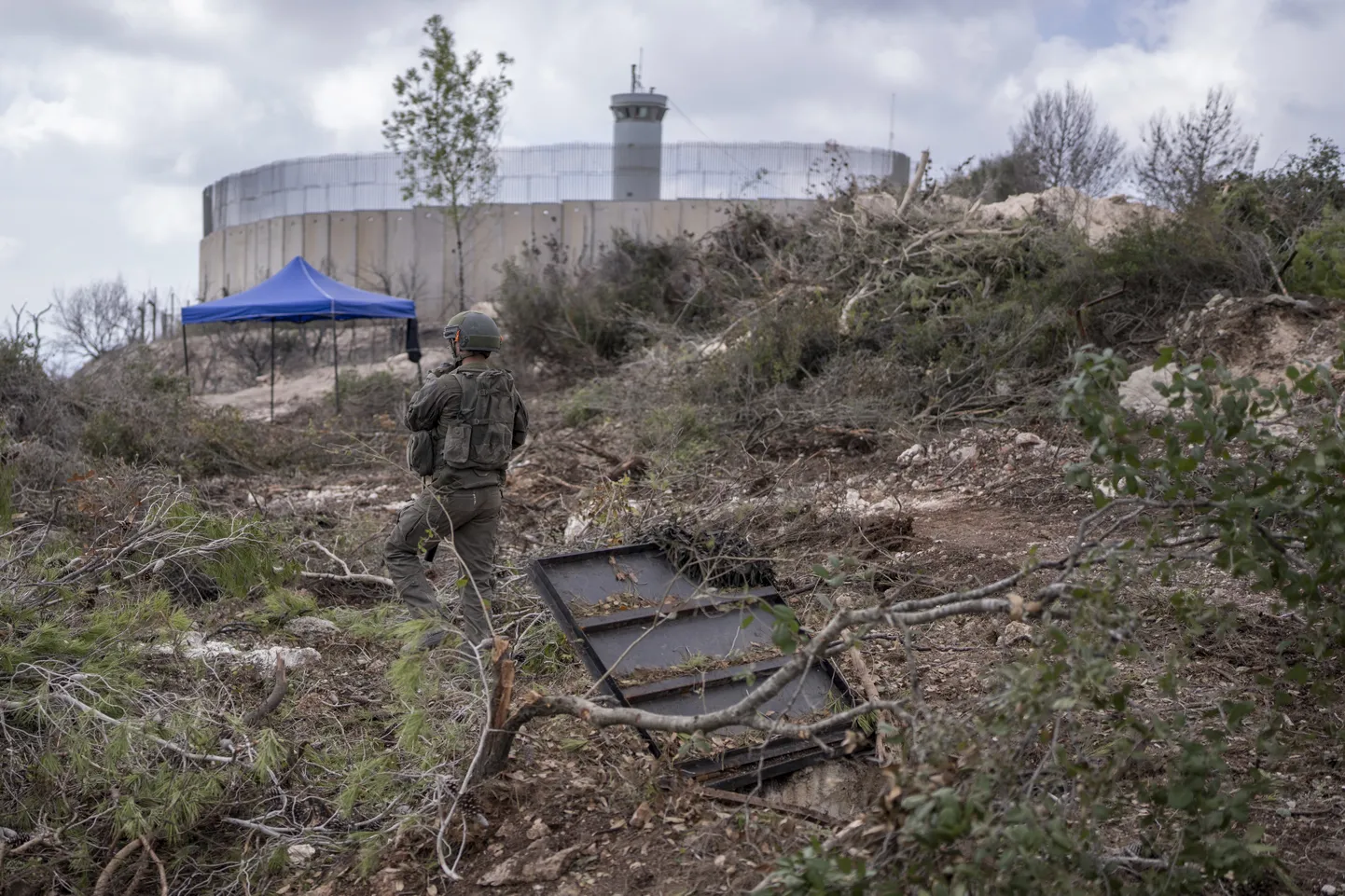 Iisraeli sõdur ühe ÜRO rahuvalvajate vaatluspunkti lähedal asuva Hezbollah' tunneli sissepääsu juures Liibanonis.
