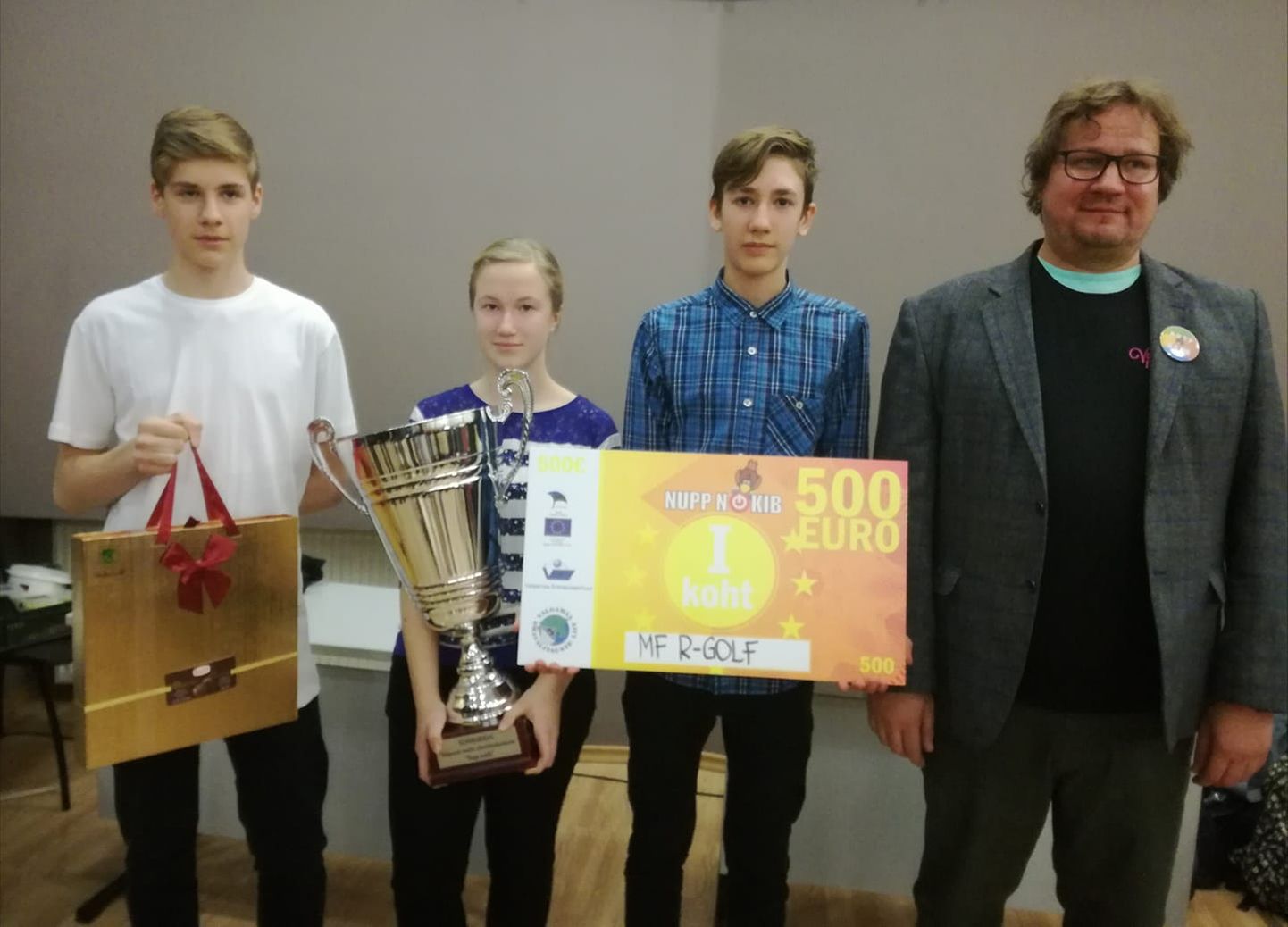 Valgamaa noorte ettevõtluskonkursi «Nupp nokib» võitis Hargla kooli minifirma R- Golf koosseisus Piia Ruotsi, Rainer Truks ja Airo Pettai. Neid juhendab Marek Mekk.