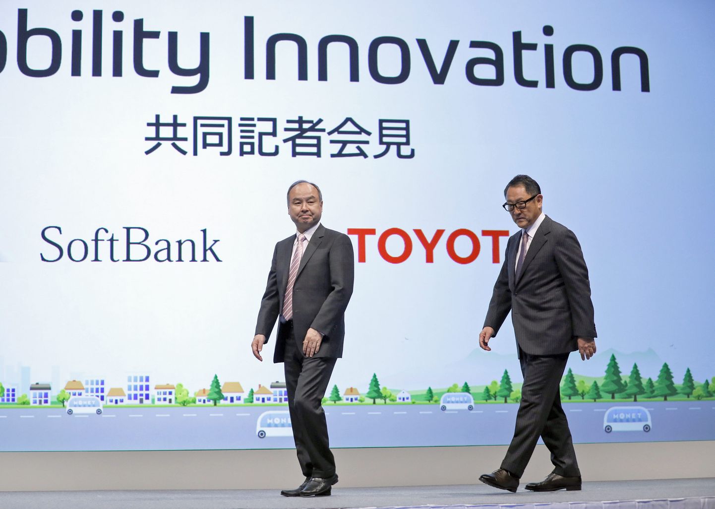 SoftBank Corp. izpilddirektors Masajoši Sons un Toyota Motor Corp prezidents Akio Tojoda