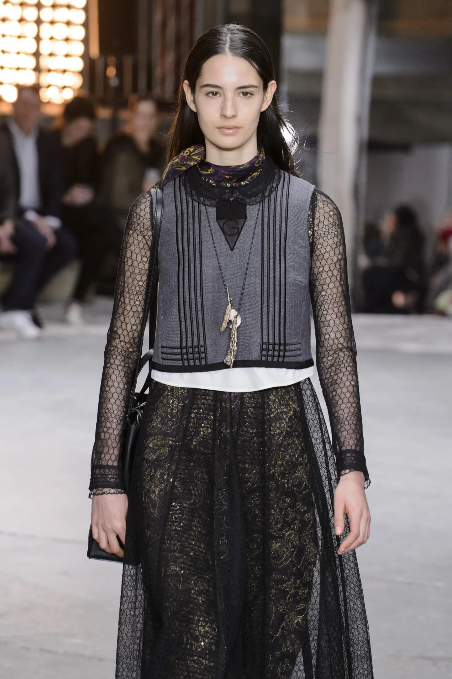 Palju kergeid kuid kompromissitult katvaid kihte ülestikku. Giambattista Valli, Paris FW