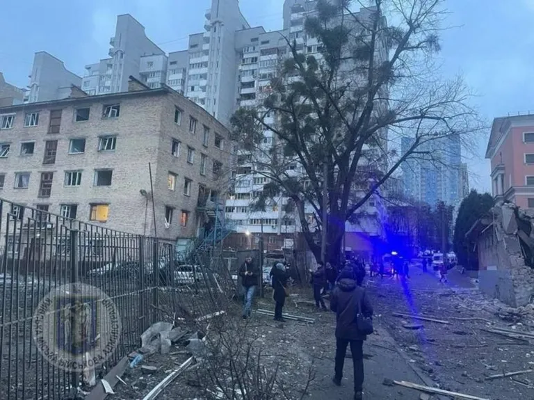 Полиция публикует кадры, иллюстрируя сообщения о том, что в Киеве в результате утренней атаки повреждены многоэтажки, хозяйственные постройки и 12 автомобилей