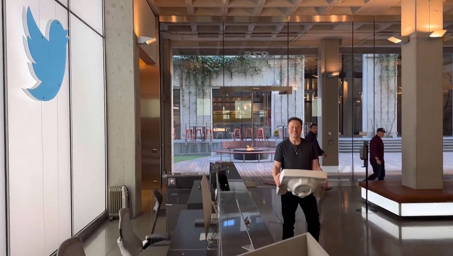 Videokaader, millel on näha Elon Muski 26. oktoobril 2022 sisenemas USA-s San Franciscos Twitteri peakorterisse