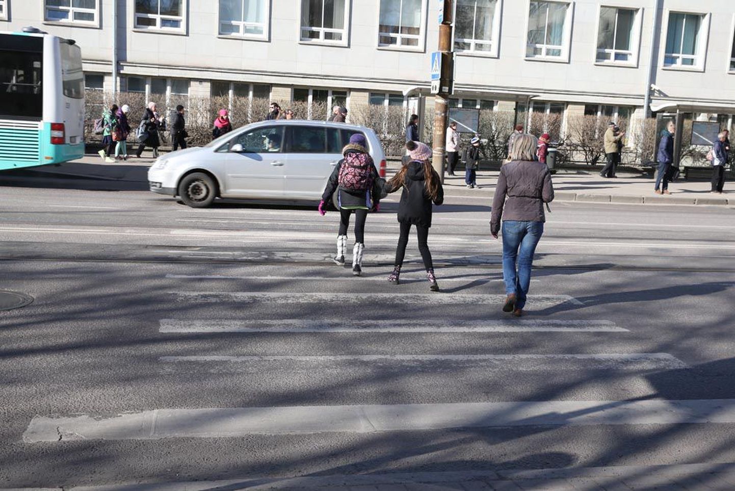 Tavalisel teele joonitud vöötrajal, nagu on Narva maanteel Tallinna Ülikooli ees, kasvab jalakäijatega juhtuvate õnnetuste arv 28 protsenti.