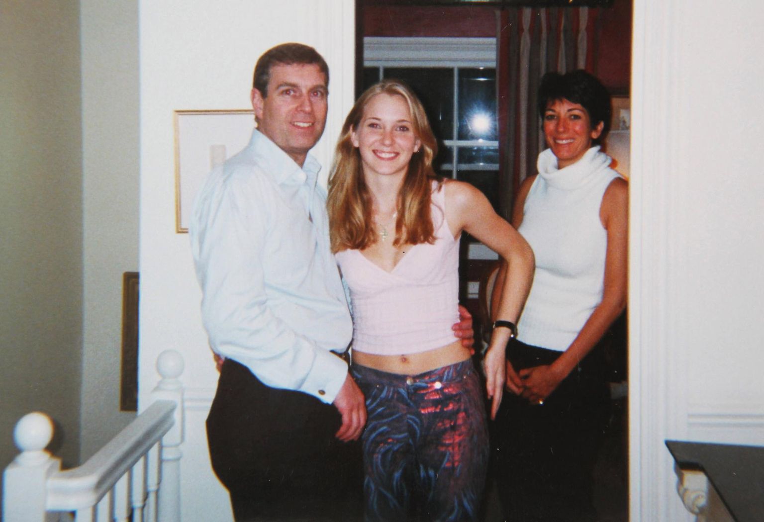 Prints Andrew 2001. aasta alguses jäädvustatud fotol koos teda seksuaalrünnakus süüdistava Virginia Robertsiga (nüüdse nimega Virginia Giuffre), taamal äsja alaealise kupeldamises süüdi mõistetud Ghislaine Maxwell. 