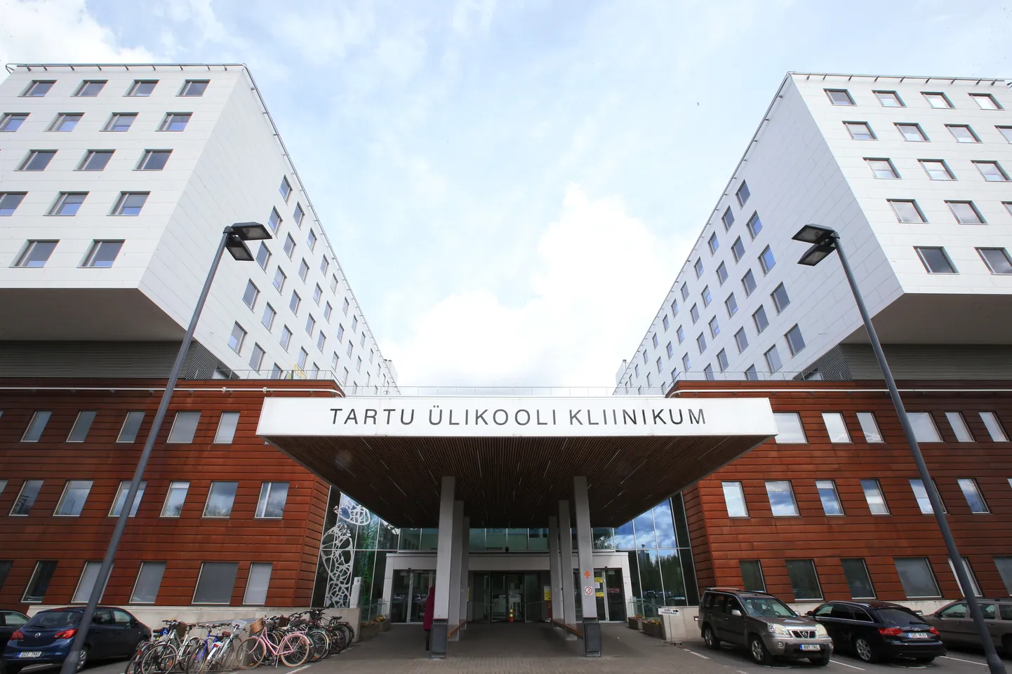 TÜ kliinikumi Lunini tänava poolne sissepääs.