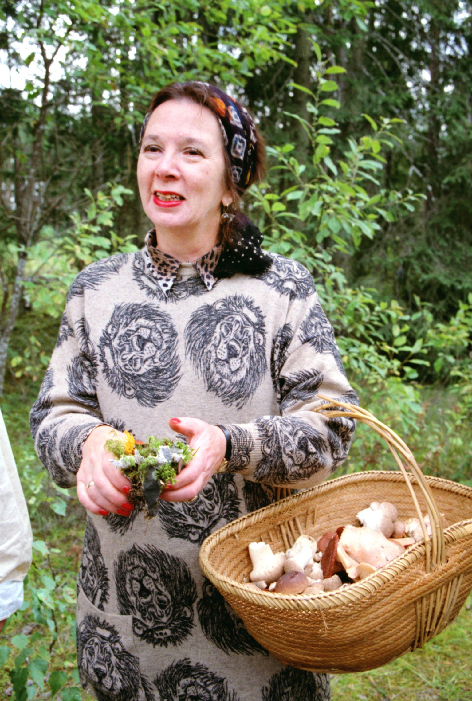 Kaarina Kaurinkoski 1995. aastal Eesti seenemetsas.