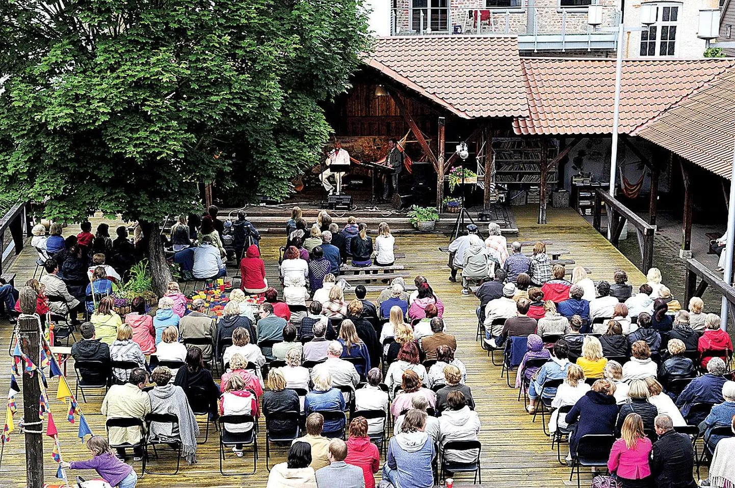 Dave Bentoni kontserdile kogunes üle 200 kuulaja.