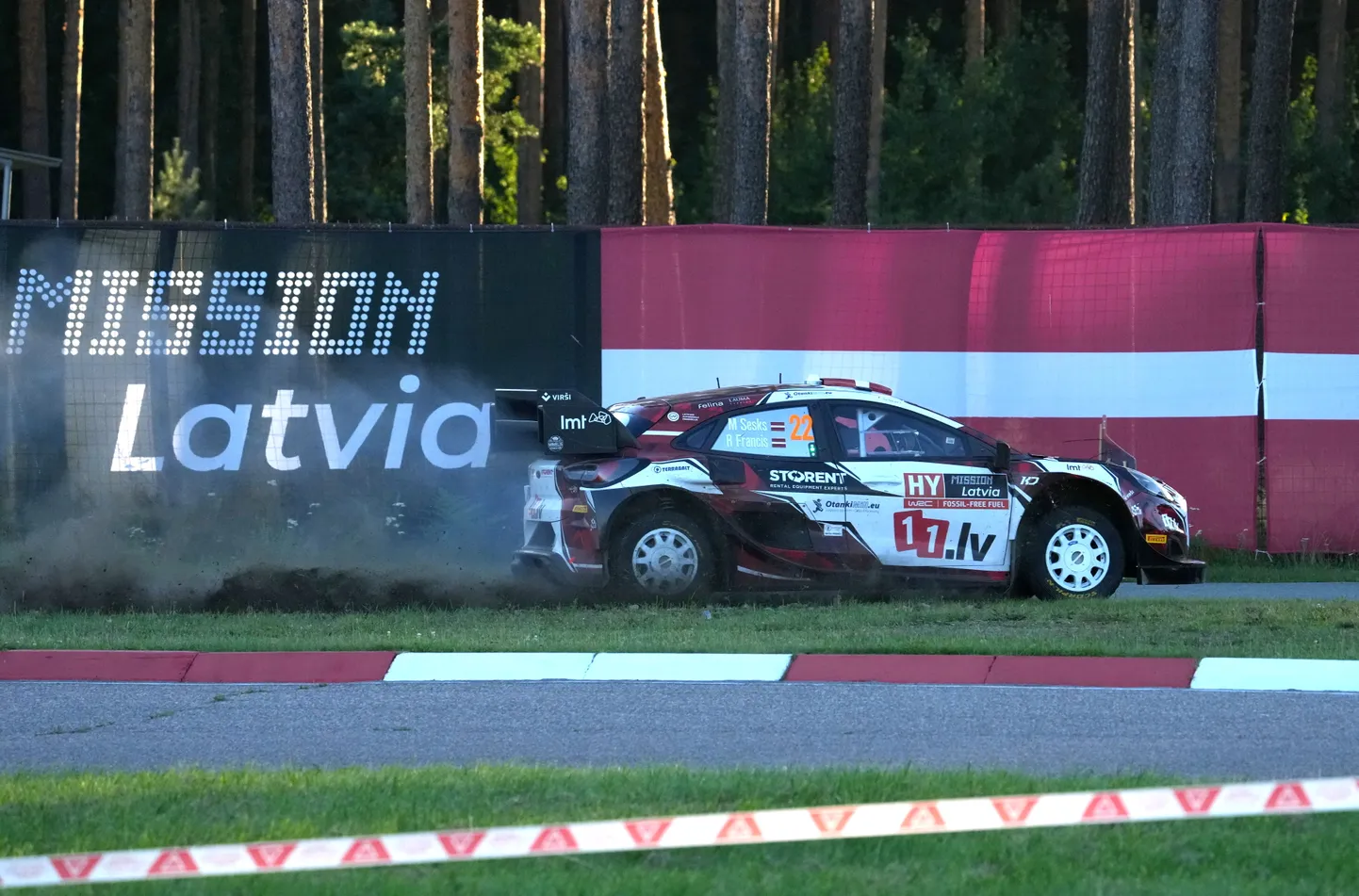 Stūrmanis Renārs Francis un rallija pilots Mārtiņš Sesks piedalās FIA pasaules rallija čempionāta "Tet Rally Latvia" ātrumposmā.